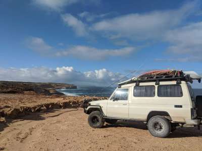 ...l� conduce un'avventurosa esistenza "on the road", abitando sul mare in un camper...
